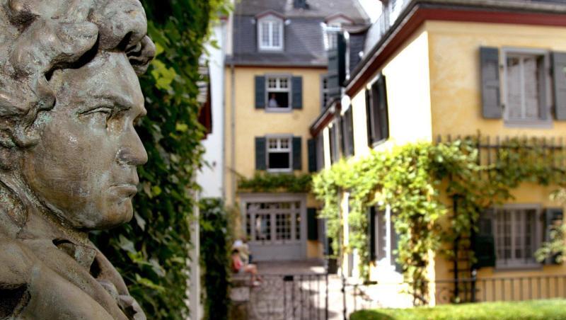 Eine Büste Ludwig van Beethovens im Garten des Beethoven-Geburtshauses. Eine Büste Ludwig van Beethovens im Garten des Beethoven-Geburtshauses.