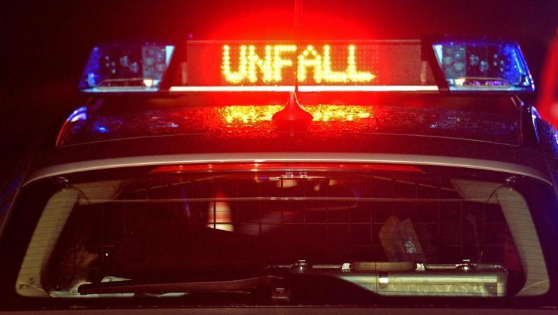 Der Schriftzug "Unfall" leuchtet auf einem Streifenwagen. Foto: Stefan Puchner/dpa/Archivbild Der Schriftzug "Unfall" leuchtet auf einem Streifenwagen. Foto: Stefan Puchner/dpa/Archivbild