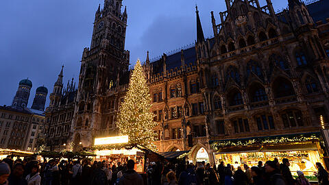 Gehört zum Münchner Winter dazu: Der Christkindlmarkt am Marienplatz. Gehört zum Münchner Winter dazu: Der Christkindlmarkt am Marienplatz.