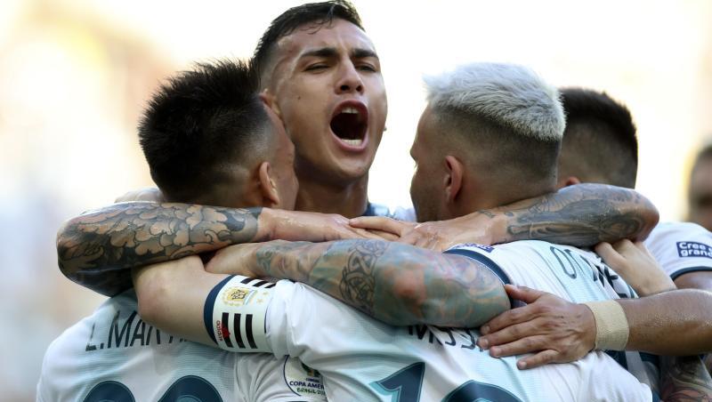 Der Argentinier Lautaro Martinez (l) feiert mit seinen Teamkollegen das erste Tor gegen Venezuela. Der Argentinier Lautaro Martinez (l) feiert mit seinen Teamkollegen das erste Tor gegen Venezuela.