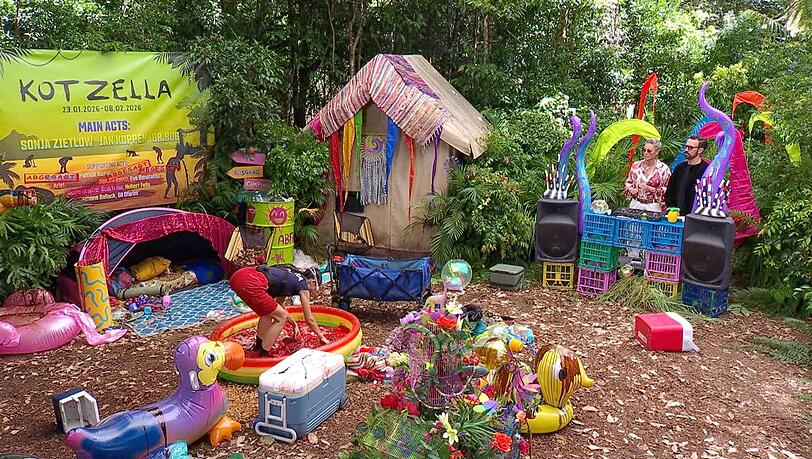 Beim "Kotzella-Festival" ging es auf ein verdrecktes Festivalgelände. Beim "Kotzella-Festival" ging es auf ein verdrecktes Festivalgelände.