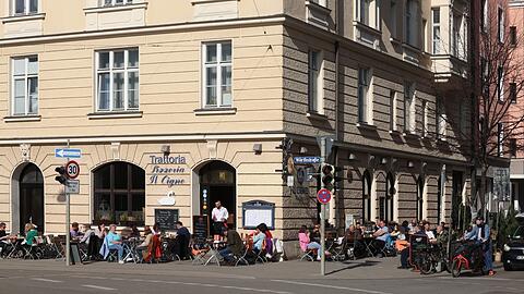 Start Wörthstraße, Ecke Breisacher Straße: Endlich Frühling, endlich wieder draußen sitzen. Start Wörthstraße, Ecke Breisacher Straße: Endlich Frühling, endlich wieder draußen sitzen.