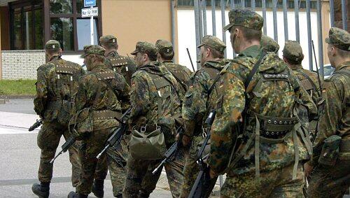 Bundeswehrsoldaten rücken zu einer Übung aus. Auf der Wiesn benahmen sich jetzt zwei der kameraden ziemlich daneben. Bundeswehrsoldaten rücken zu einer Übung aus. Auf der Wiesn benahmen sich jetzt zwei der kameraden ziemlich daneben.