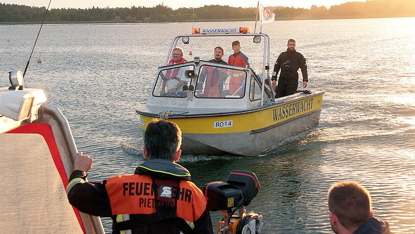 Die Wasserwacht war auf dem Simssee im Einsatz. Eine große Suchaktion mit Tauchern und zwei Hubschraubern blieb lange erfolglos. Die Wasserwacht war auf dem Simssee im Einsatz. Eine große Suchaktion mit Tauchern und zwei Hubschraubern blieb lange erfolglos.