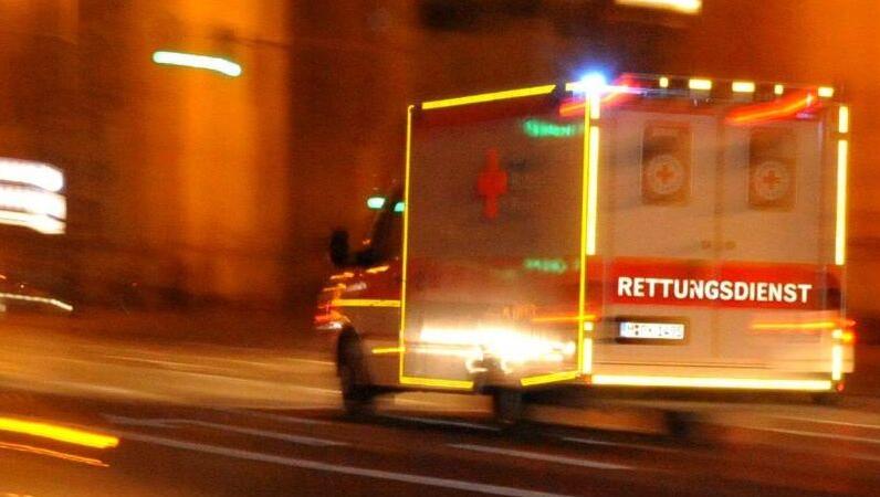 Ein Fahrzeug des Rettungsdienstes fährt über eine Straße. Foto: Nicolas Armer/Archiv Ein Fahrzeug des Rettungsdienstes fährt über eine Straße. Foto: Nicolas Armer/Archiv
