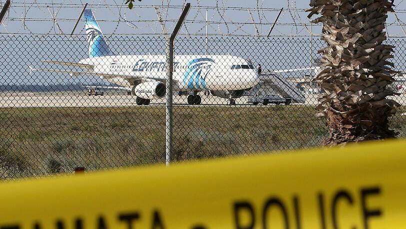 Alle Geiseln konnten das Flugzeug unverletzt verlassen. Alle Geiseln konnten das Flugzeug unverletzt verlassen.