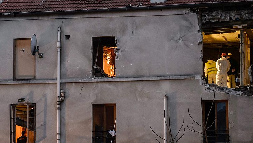 Die von Explosionen beschädigte Fassade des Hauses in Saint-Denis. Nun wurde eine dritte Leiche in der Wohnung der Terroristen entdeckt. Die von Explosionen beschädigte Fassade des Hauses in Saint-Denis. Nun wurde eine dritte Leiche in der Wohnung der Terroristen entdeckt.