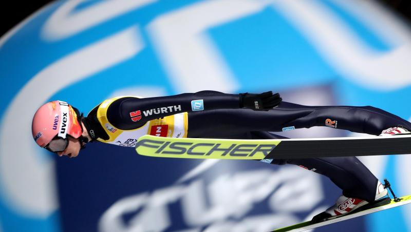 Im Skisprung-Weltcup schauen alle gespannt auf das erste Einzel-Springen: Karl Geiger aus Deutschland in Aktion. Im Skisprung-Weltcup schauen alle gespannt auf das erste Einzel-Springen: Karl Geiger aus Deutschland in Aktion.