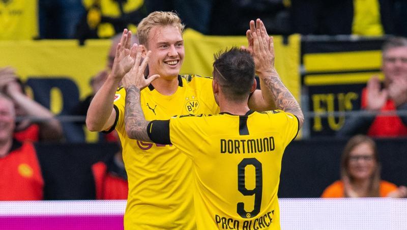 BVB-Neuzugang Julian Brandt (l) jubelt mit Doppel-Torschütze Paco Alcácer. BVB-Neuzugang Julian Brandt (l) jubelt mit Doppel-Torschütze Paco Alcácer.
