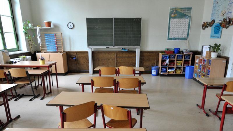 Leeres Klassenzimmer: Am Buß und Bettag haben viele Schulkinder frei. Eltern müssen aber arbeiten. Leeres Klassenzimmer: Am Buß und Bettag haben viele Schulkinder frei. Eltern müssen aber arbeiten.