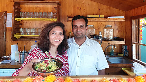 Anam und ihr Mann Munjal Mehta in ihrem Stand "Chutney on Top". Anam und ihr Mann Munjal Mehta in ihrem Stand "Chutney on Top".