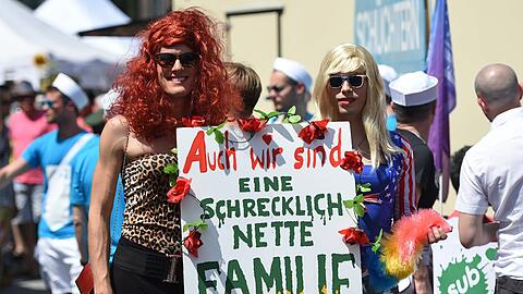 Rund 10 000 Teilnehmer sind am Samstag bei der Politparade des Christopher Street Days (CSD) friedlich und feiernd durch die Münchner Innenstadt gezogen. Rund 10 000 Teilnehmer sind am Samstag bei der Politparade des Christopher Street Days (CSD) friedlich und feiernd durch die Münchner Innenstadt gezogen.