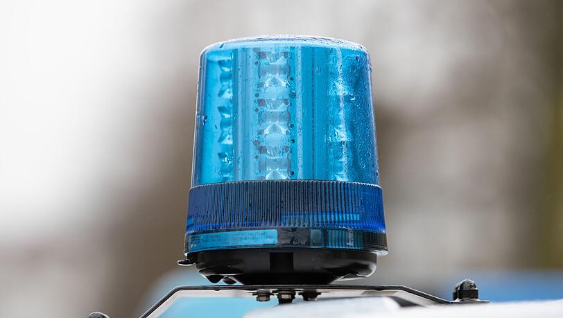 Das Blaulicht auf dem Dach eines Einsatzwagens der Polizei. Das Blaulicht auf dem Dach eines Einsatzwagens der Polizei.