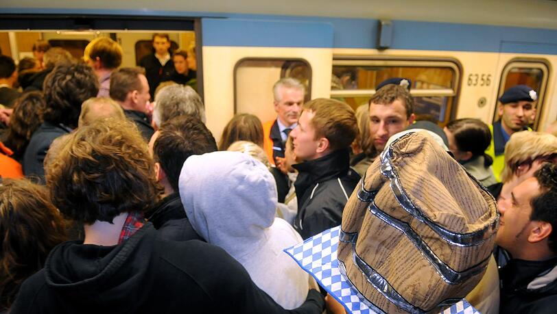 "Fahren Sie nicht mit der U4 oder der U5! Die Bahnhöfe Theresienwiese und Odeonsplatz sowie zeitweise Hauptbahnhof sind ohnehin hoch belastet", rät die MVG zu den Stoßzeiten rund um die Fußballspiele während des Oktoberfests. "Fahren Sie nicht mit der U4 oder der U5! Die Bahnhöfe Theresienwiese und Odeonsplatz sowie zeitweise Hauptbahnhof sind ohnehin hoch belastet", rät die MVG zu den Stoßzeiten rund um die Fußballspiele während des Oktoberfests.