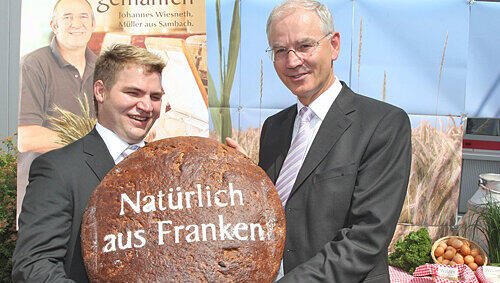 Auch der Erlanger OB Siegfried Balleis findet den Slogan gut, den Alexander Beck jetzt vorstellte. Auch der Erlanger OB Siegfried Balleis findet den Slogan gut, den Alexander Beck jetzt vorstellte.