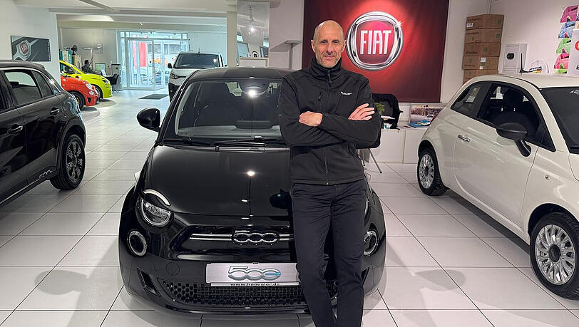 Der Fiat 500 bringt das "Dolce Vita-Feeling" zu Ihnen. Der Fiat Markenverantwortliche Manfred Ambil und das Häusler-Fiat-Team beraten Sie gerne ausführlich zu den Modellen. Der Fiat 500 bringt das "Dolce Vita-Feeling" zu Ihnen. Der Fiat Markenverantwortliche Manfred Ambil und das Häusler-Fiat-Team beraten Sie gerne ausführlich zu den Modellen.