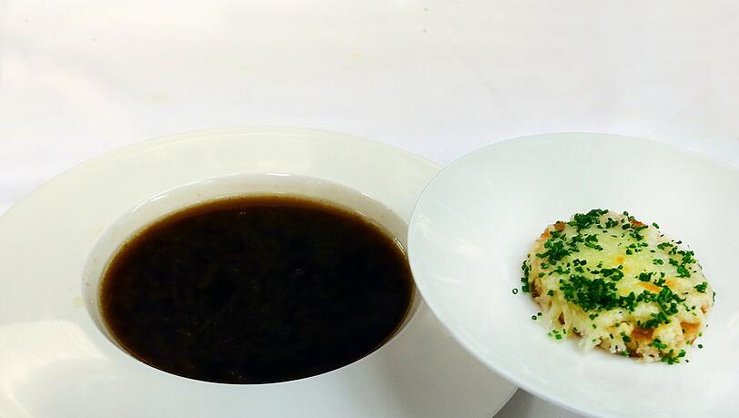 Der zweite Gang: Zwiebelsuppe mit Crouton. Der zweite Gang: Zwiebelsuppe mit Crouton.