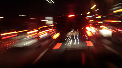 Die beiden Autos rasten mit deutlich mehr als den in diesem Bereich erlaubten 60 km/h durch den Innsbrucker-Ring-Tunnel. (Symbolbild) Die beiden Autos rasten mit deutlich mehr als den in diesem Bereich erlaubten 60 km/h durch den Innsbrucker-Ring-Tunnel. (Symbolbild)