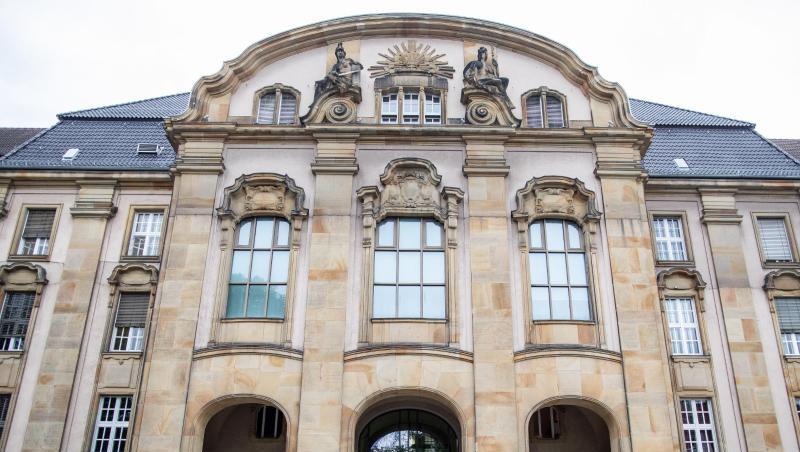 Im Missbrauchskomplex Bergisch-Gladbach begann vor dem Landgericht Mönchengladbach der landesweit erste Prozess gegen zwei Angeklagte. Im Missbrauchskomplex Bergisch-Gladbach begann vor dem Landgericht Mönchengladbach der landesweit erste Prozess gegen zwei Angeklagte.