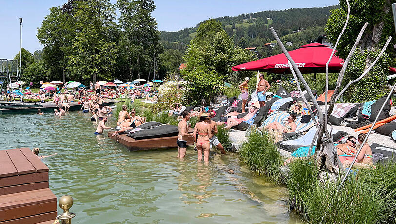 Badegäste füllen das Strandbad am Schliersee bis zum letzten Platz. Badegäste füllen das Strandbad am Schliersee bis zum letzten Platz.