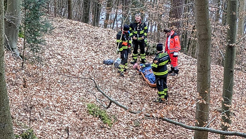 Die Helfer bergen die verketzte Frau an dem steilen Hang im Wald bei Harlaching. Die Helfer bergen die verketzte Frau an dem steilen Hang im Wald bei Harlaching.