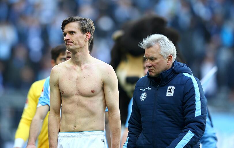 Der einzige fitte Kandidat für das defensive Mittelfeld: Kai Bülow (l.) mit 1860-Trainer Benno Möhlmann.