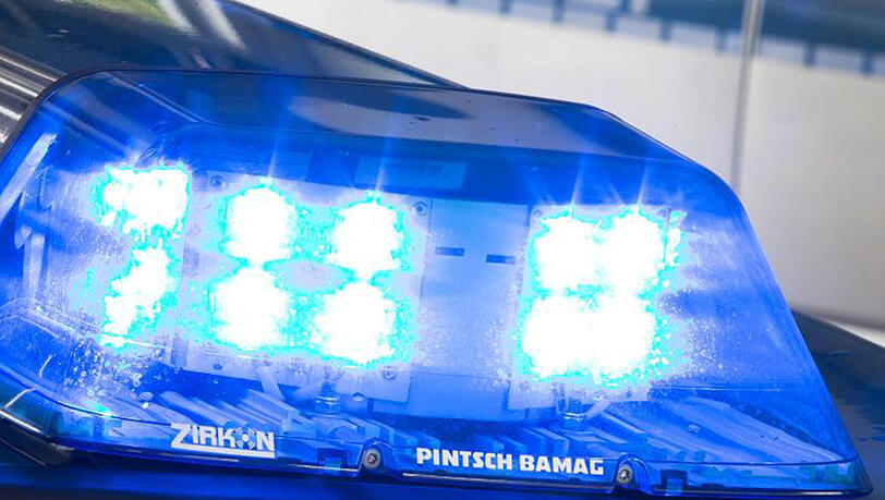 Die Polizei sucht nach einem Flüchtigen, der auf der A92 einen Unfall verursachte.