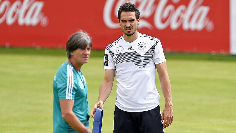 Mit dem DFB-Team bei der Fußball-WM 2018: Bundestrainer Joachim Löw (li.) und Mats Hummels. Mit dem DFB-Team bei der Fußball-WM 2018: Bundestrainer Joachim Löw (li.) und Mats Hummels.