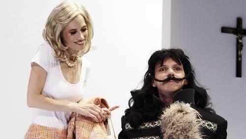 Der Herrenschneider Ludwig mit Begleiterinnen: Hubert Wild mit Friederike Harmsen und Hund Lazy in der „Moshammeroper“. Der Herrenschneider Ludwig mit Begleiterinnen: Hubert Wild mit Friederike Harmsen und Hund Lazy in der „Moshammeroper“.