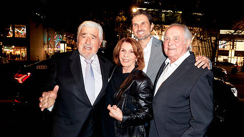 Simon Verhoeven mit seinen Eltern Senta Berger und Michael Verhoeven (†2024) sowie Mario Adorf Simon Verhoeven mit seinen Eltern Senta Berger und Michael Verhoeven (†2024) sowie Mario Adorf