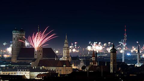 Feuerwerksraketen erleuchten in der Silvesternacht den Himmel über der Münchner Innenstadt. Feuerwerksraketen erleuchten in der Silvesternacht den Himmel über der Münchner Innenstadt.