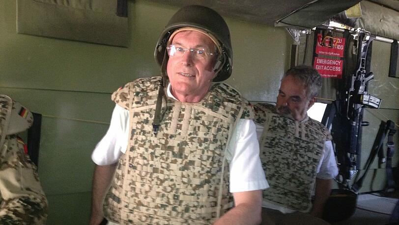 Johannes Singhammer in einer Bundeswehrmaschine auf dem Flug nach Afghanistan. Johannes Singhammer in einer Bundeswehrmaschine auf dem Flug nach Afghanistan.