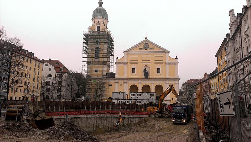 Auf dem Josephsplatz in der Maxvorstadt steht kein Baum mehr - stattdessen: Ein riesiges Loch... Auf dem Josephsplatz in der Maxvorstadt steht kein Baum mehr - stattdessen: Ein riesiges Loch...