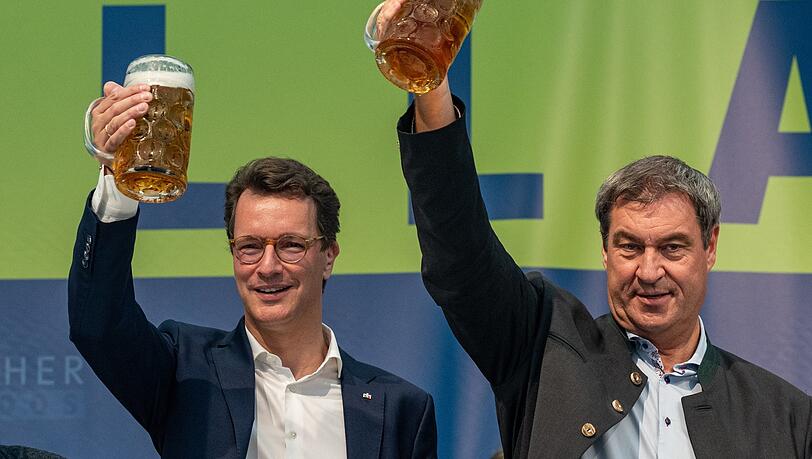 Bayerns Ministerpräsident Markus Söder (CSU, rechts) und NRW-Ministerpräsident Hendrik Wüst (CDU) beim Politischen Frühschoppen auf dem Volksfest Gillamoos. Bayerns Ministerpräsident Markus Söder (CSU, rechts) und NRW-Ministerpräsident Hendrik Wüst (CDU) beim Politischen Frühschoppen auf dem Volksfest Gillamoos.