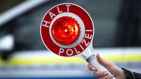 Ein 21-Jähriger wollte einer Polizeikontrolle entkommen und hat eine Verfolgungsjagd gestartet und bretterte mit teils über 200 km/h über die A99. (Symbolbild) Ein 21-Jähriger wollte einer Polizeikontrolle entkommen und hat eine Verfolgungsjagd gestartet und bretterte mit teils über 200 km/h über die A99. (Symbolbild)