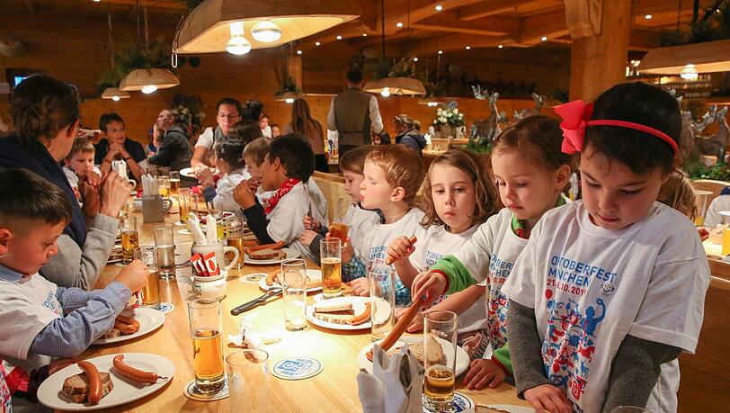 Giesinger Kinder essen Würstl in der Wildstuben. Giesinger Kinder essen Würstl in der Wildstuben.