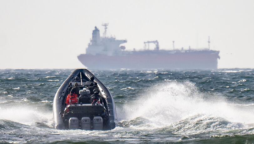 Russland versucht mit Hilfe einer sogenannten Schattenflotte, Beschränkungen für seine Ölexporte zu umgehen - die EU will das nun weiter erschweren. (Archivbild) Russland versucht mit Hilfe einer sogenannten Schattenflotte, Beschränkungen für seine Ölexporte zu umgehen - die EU will das nun weiter erschweren. (Archivbild)