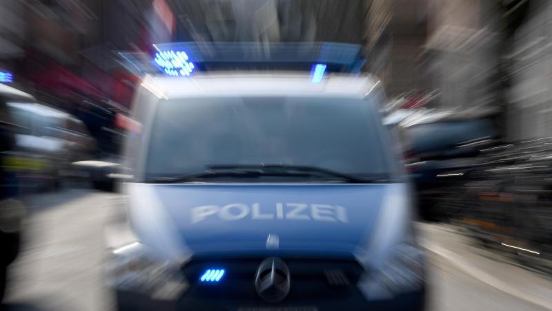 Ein Polizeiwagen mit eingeschaltetem Blaulicht. Foto: Carsten Rehder/dpa/Archivbild
