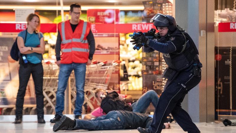 Bei der bisher größten Anti-Terror-Übung auf einem deutschen Flughafen haben Polizisten den Ernstfall geprobt. Bei der bisher größten Anti-Terror-Übung auf einem deutschen Flughafen haben Polizisten den Ernstfall geprobt.
