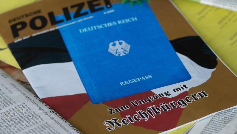 Die April-Ausgabe der Zeitschrift "Deutsche Polizei", die von der Gewerkschaft der Polizei herausgegeben wird. Foto: Jochen Lübke/Archivbild Die April-Ausgabe der Zeitschrift "Deutsche Polizei", die von der Gewerkschaft der Polizei herausgegeben wird. Foto: Jochen Lübke/Archivbild