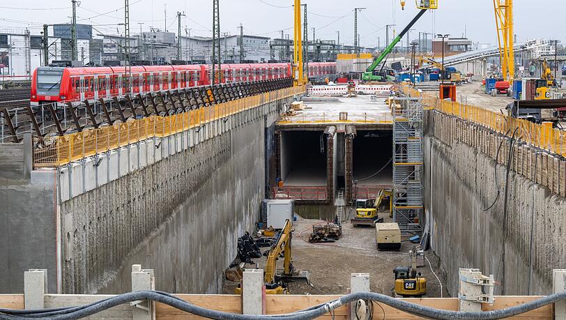 Eine S-Bahn fährt während einer Baustellenführung an der zweiten Stammstrecke in München vorbei. Eine S-Bahn fährt während einer Baustellenführung an der zweiten Stammstrecke in München vorbei.