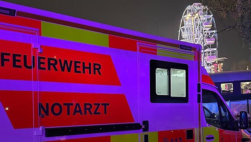 Einsatzkräfte der Feuerwehr versorgten den Mann und brachten ihn in eine Klinik. Einsatzkräfte der Feuerwehr versorgten den Mann und brachten ihn in eine Klinik.