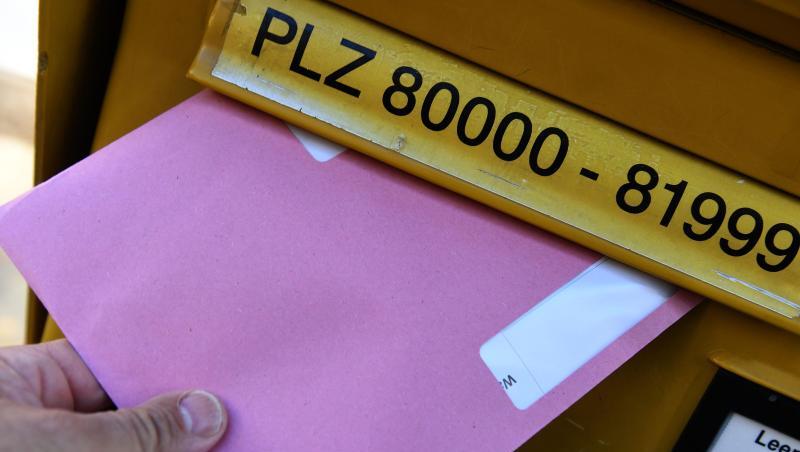 Ein Wahlbrief wird in einen Briefkasten geworfen. Foto: Felix Hörhager/dpa/Archivbild Ein Wahlbrief wird in einen Briefkasten geworfen. Foto: Felix Hörhager/dpa/Archivbild