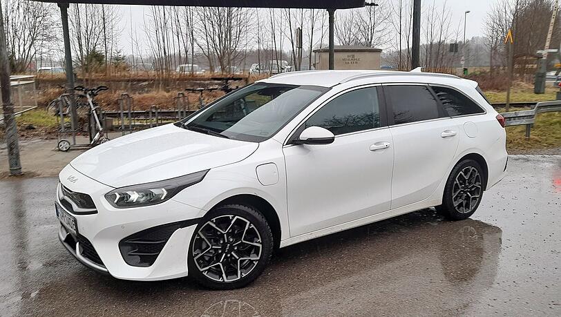 Mit knapp über 4,60 Meter Länge passt der Kia Ceed Sportswagon exakt ins Kompaktkombi-Segment. Mit knapp über 4,60 Meter Länge passt der Kia Ceed Sportswagon exakt ins Kompaktkombi-Segment.