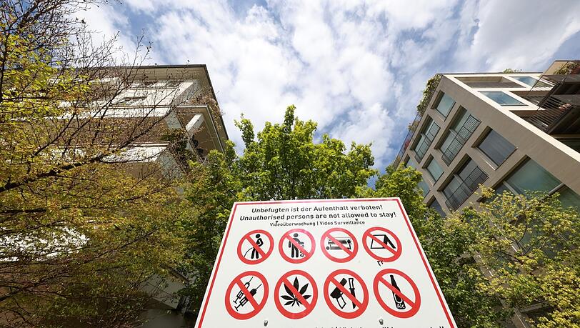 Spritzen, Cannabis, Waffen (und mehr) verboten: Entlang der Stadtvillen an der Sophienstraße möchte man die Park-Szene nicht haben. Spritzen, Cannabis, Waffen (und mehr) verboten: Entlang der Stadtvillen an der Sophienstraße möchte man die Park-Szene nicht haben.