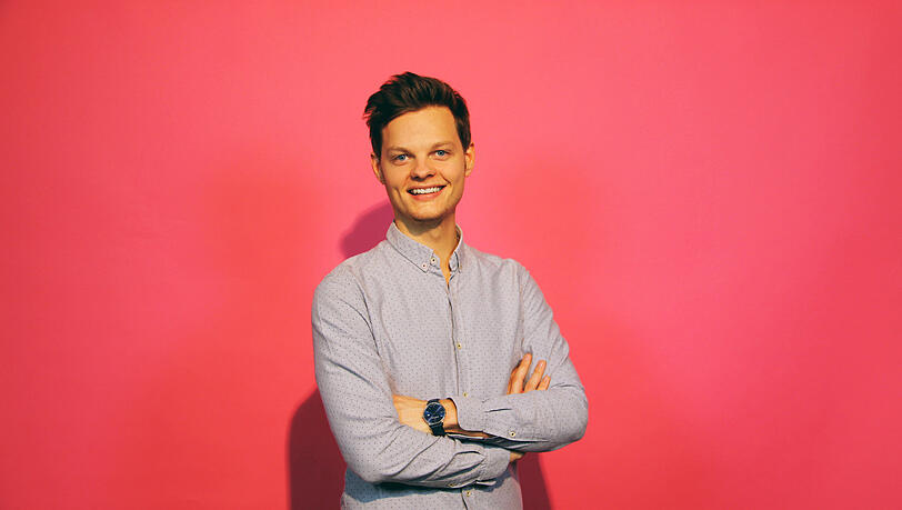 Phil Hackemann (24) vor einer magentafarbenen Wand – einer der Farben im FDP-Logo. Phil Hackemann (24) vor einer magentafarbenen Wand – einer der Farben im FDP-Logo.