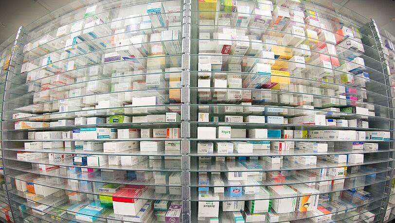 Medikamente liegen in den Regalen eines Kommissionierautomaten, aufgenommen am 29.04.2015 in einer Apotheke in Hamburg. Medikamente liegen in den Regalen eines Kommissionierautomaten, aufgenommen am 29.04.2015 in einer Apotheke in Hamburg.