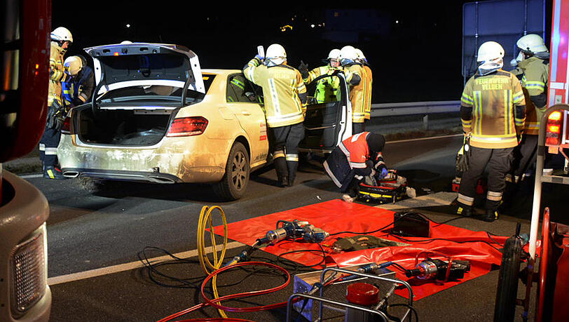 Auf der B388 im Landkreis Landshut kommt es zu einem schweren Unfall nach einem Reifenplatzer. Drei Personen werden verletzt. Auf der B388 im Landkreis Landshut kommt es zu einem schweren Unfall nach einem Reifenplatzer. Drei Personen werden verletzt.