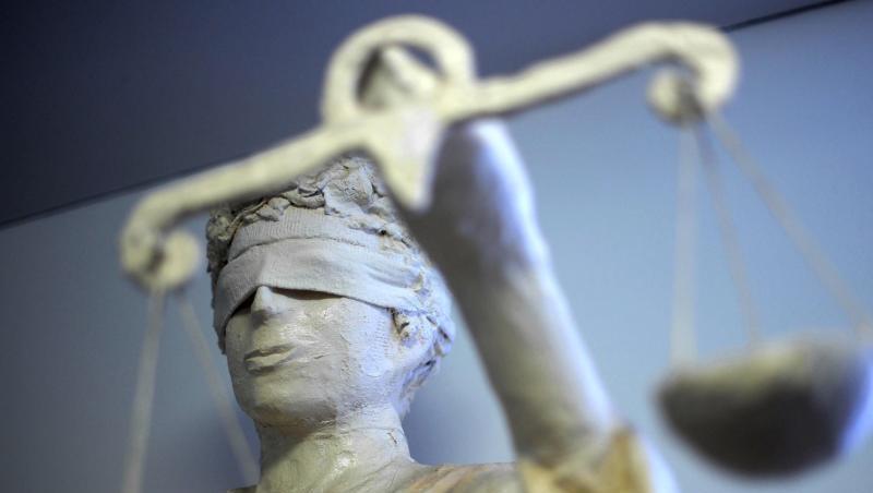 Die Statue Justitia hält eine Waage in ihrer Hand. Foto: Peter Steffen/Archiv Die Statue Justitia hält eine Waage in ihrer Hand. Foto: Peter Steffen/Archiv