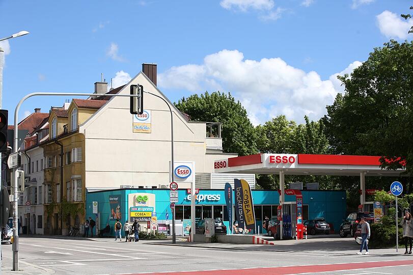 Späti und Tanke: die Esso an der Ungerer-, Ecke Dietlindenstraße. Späti und Tanke: die Esso an der Ungerer-, Ecke Dietlindenstraße.